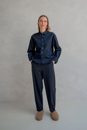 Dark blue jeans