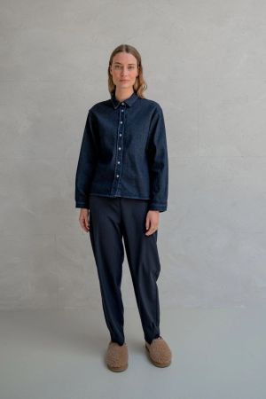  Dark blue jeans